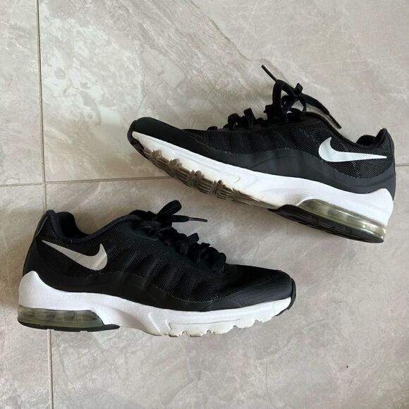 Women's Nike Air Max Invigor Black White Size 7.5 - Picture 1 of 5